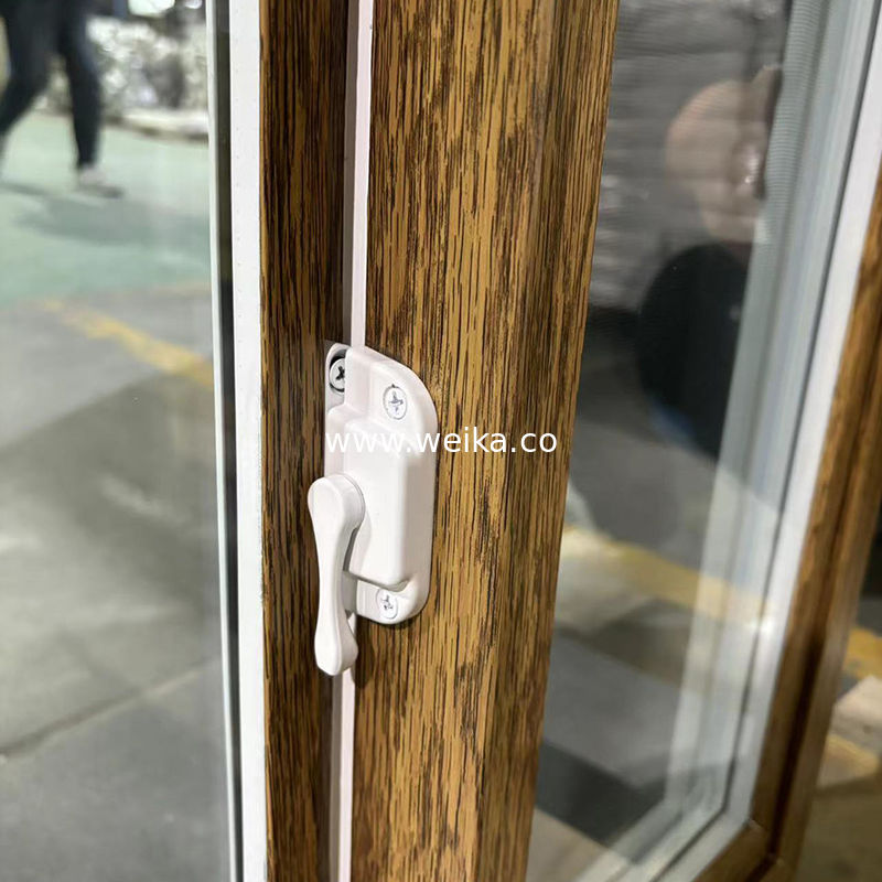 Op maat gemaakte UPVC schuifvensters Houtkorrels/wit Twee-tonen aanpasbare kleuren en maten Ingebouwd scherm OEM-fabrikant