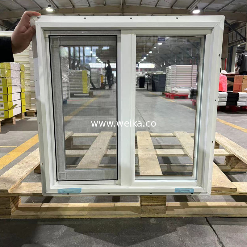 Op maat gemaakte UPVC schuifvensters Houtkorrels/wit Twee-tonen aanpasbare kleuren en maten Ingebouwd scherm OEM-fabrikant